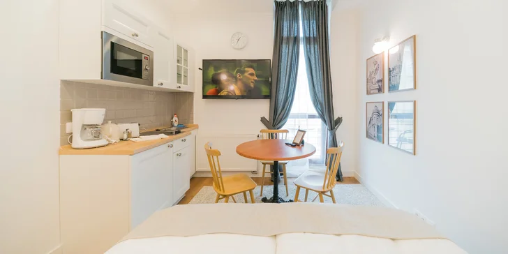 Každý apartmán má relaxačnú zónu, kuchyňu a jedáleň.
