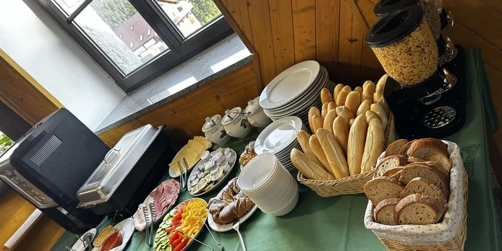 U pobytu se snídaní se těšte na čerstvé pečivo, sýry, šunky, zeleninu i něco sladkého. 