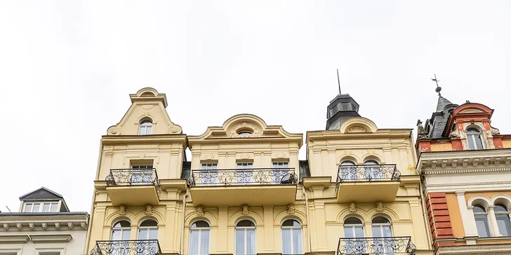 Hotel je jen pár kroků od kolonády.