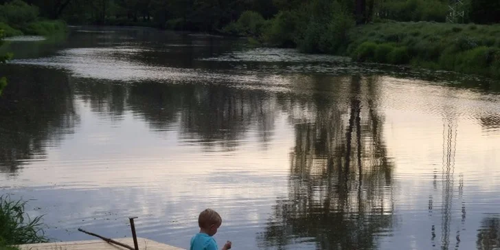 Užijte si pohled na klidnou hladinu vody.