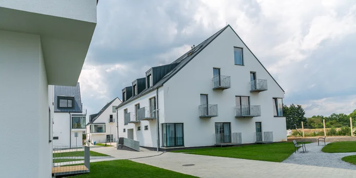 Samozřejmostí je připojení k Wi-Fi a u některých apartmánů je i balkon, ze kterého si vychutnáte krásný výhled na okolní přírodu. 