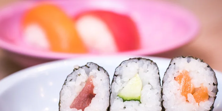 Restauraci najdete v areálu hypermarketu Albert, v blízkosti tramvajové zastávky Hluboká.