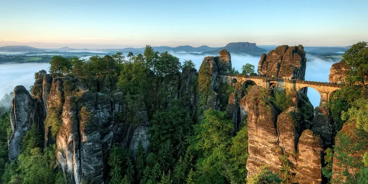 Užijte si výhledy na skalní most Bastei – dominantu masivu skal nad řekou.