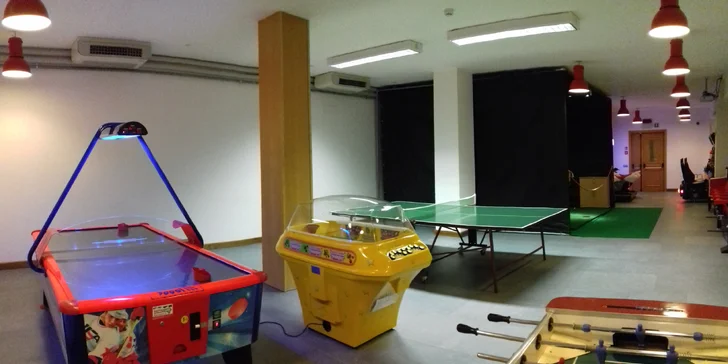 V hoteli nájdete aj herňu s automatmi, ping pongom a stolným futbalom.