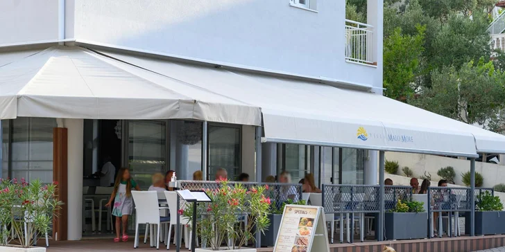 Súčasťou rezortu je á la carte reštaurácia, kde si môžete pochutiť na miestnej i medzinárodnej kuchyni.