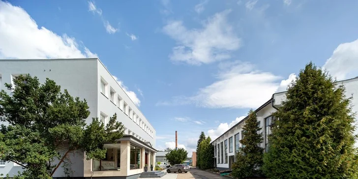 Hotel v bývalé továrně ve Vlašimi: snídaně či polopenze, prohlídka pivovaru a sada piv