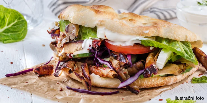 Tradiční gyros v pita chlebu nebo tortille s nápojem v restauraci Riva