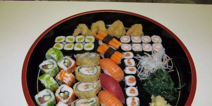 Velký set sushi s 51 rolkami obsahuje kromě lososa, tuňáka, krevet a kraba také kaviár.