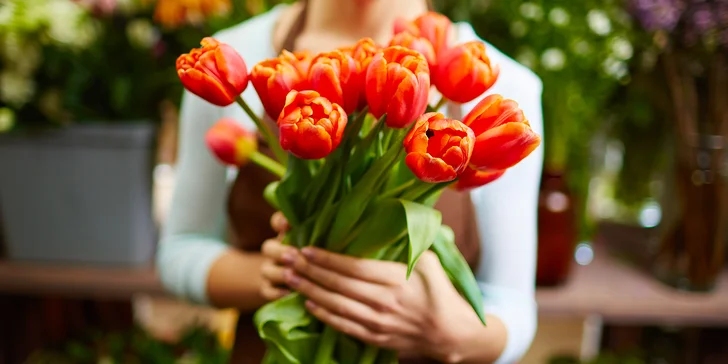 Kytice tulipánů nebo růží ke sváteční příležitosti, k narozeninám či jen tak pro radost