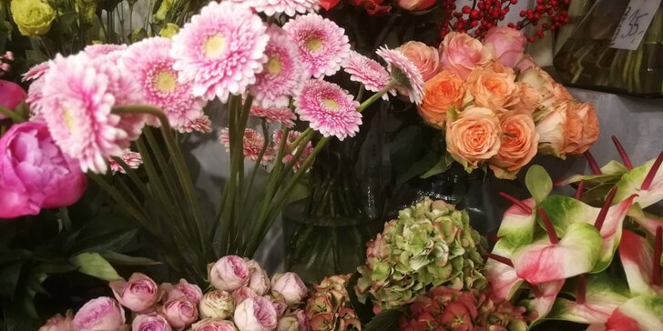 Radost z vázání květin: Kurzy floristiky skupinově, ve dvou i individuálně