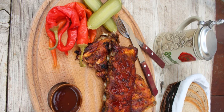 Kilo voňavé pochoutky: vepřová žebírka z grilu s hranolky i tradičními doplňky