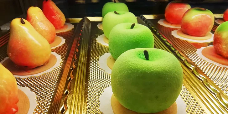 Espresso, cappuccino i levandulové latté s francouzským dezertem