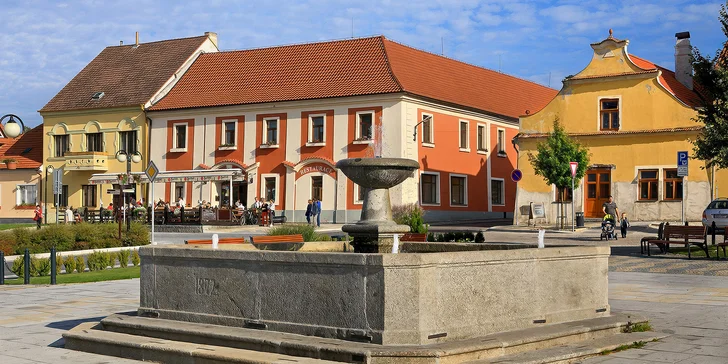 Hotel stojí priamo na námestí v Bechyni.