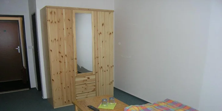 K dispozícii sú dvojlôžkové a trojlôžkové izby.