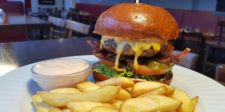 Výběr z burgerů pro 1 nebo pro 2: hovězí chilli, chicken burger i klasik
