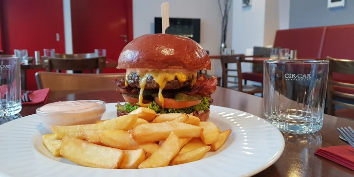 Výběr z burgerů pro 1 nebo pro 2: hovězí chilli, chicken burger i klasik
