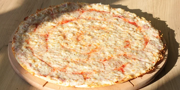 Chacharova pizza se smetanovým nebo rajčatovým základem dle výběru