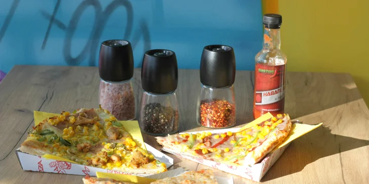 Chacharova pizza se smetanovým nebo rajčatovým základem dle výběru