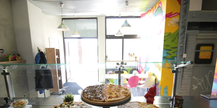 Chacharova pizza se smetanovým nebo rajčatovým základem dle výběru