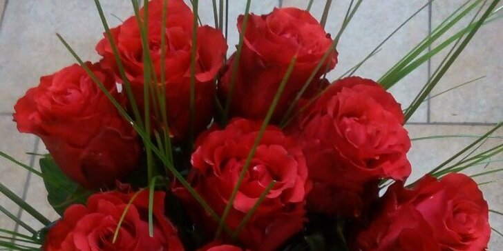 Kytice tulipánů nebo růží ke sváteční příležitosti, k narozeninám či jen tak pro radost