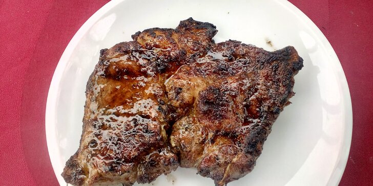 Bylinkami provoněný steak z krkovičky nebo kuřecího masa s přílohou