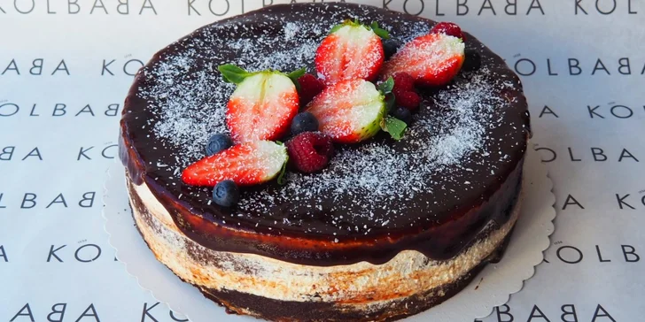 Trojité potěšení z Kolbaby: povidlový, schwarzwaldský a Kinder Bueno dort