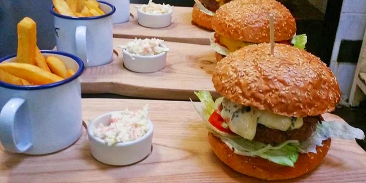 Burger menu U Rytíře: 200 g hovězího i s hranolky, tatarkou a pitím