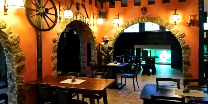 Burger menu U Rytíře: 200 g hovězího i s hranolky, tatarkou a pitím