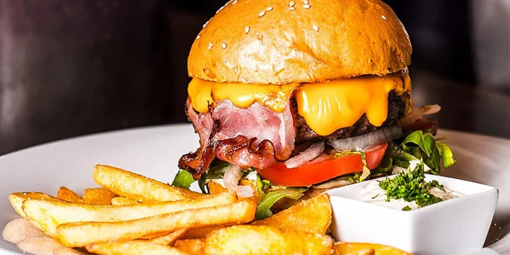 Burger menu U Rytíře: 200 g hovězího i s hranolky, tatarkou a pitím