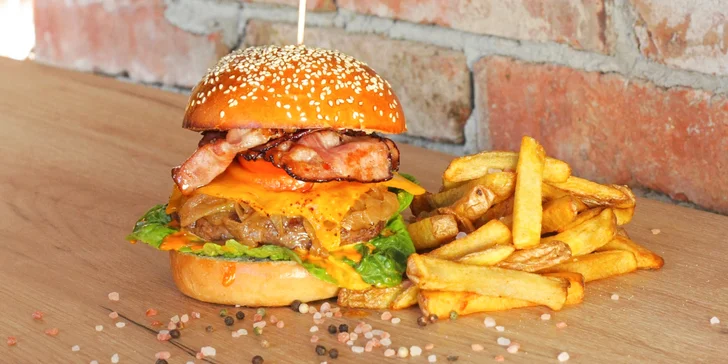Burger podle výběru ze 3 druhů a belgické hranolky pro jednoho i dva