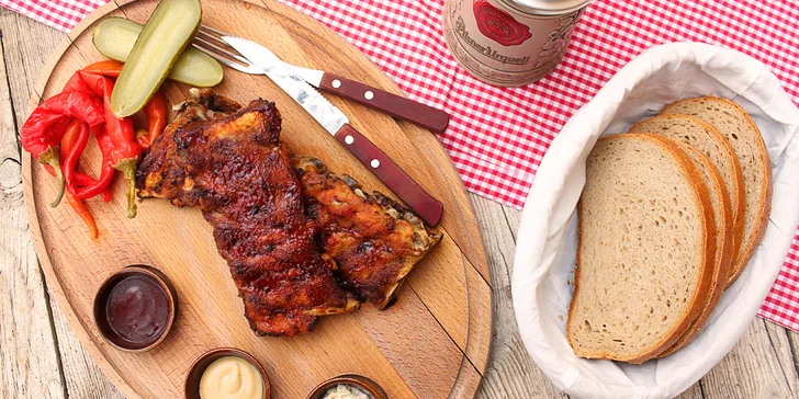 Kilo voňavé pochoutky: vepřová žebírka z grilu s hranolky i tradičními doplňky