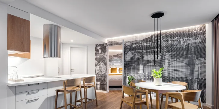 V priestrannom apartmáne je plne vybavený kuchynský kút.