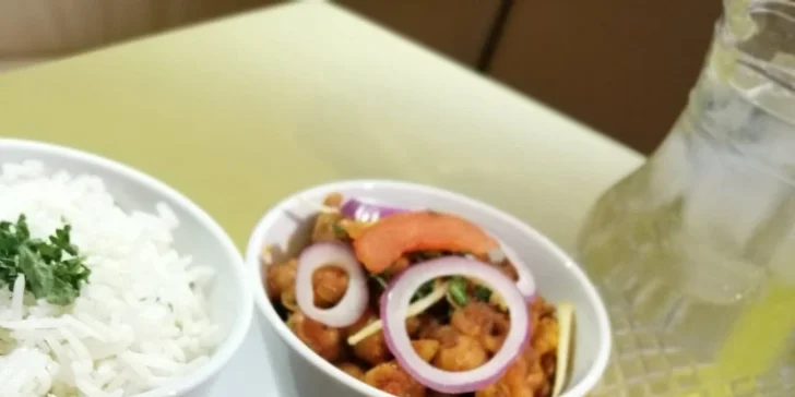 Indické menu pro libovolný počet osob: několik hlavních jídel i míchaný drink