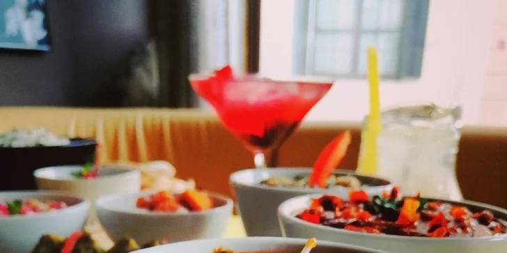 Indické menu pro libovolný počet osob: několik hlavních jídel i míchaný drink