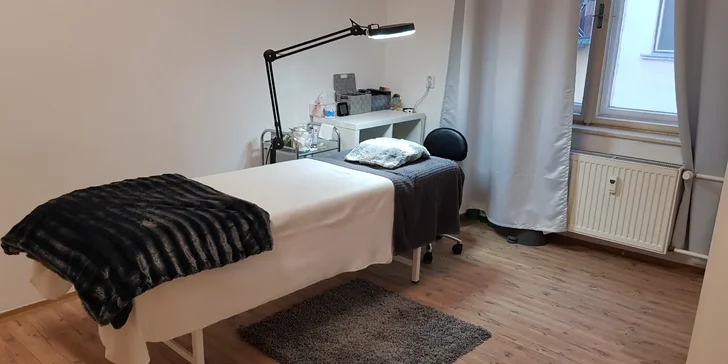 Prodloužení nebo doplnění řas metodou řasa na řasu