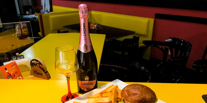 Burger s kuřecím masem, domácí hranolky a limonáda nebo Cinzano pro dva