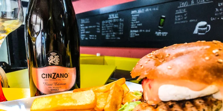 Burger s kuřecím masem, domácí hranolky a limonáda nebo Cinzano pro dva