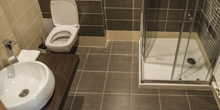 Hotel v bývalé továrně ve Vlašimi: snídaně či polopenze, prohlídka pivovaru a sada piv