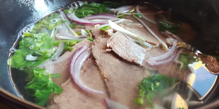 Oblíbená vietnamská polévka pho: silný hovězí nebo kuřecí vývar
