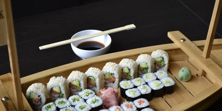 3. varianta obsahuje 32 kousků, kromě 3 druhl maki i california rolls.