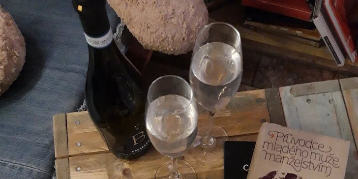 Talíř plný delikates, cappuccino, dezerty, prosecco i květina pro dámu