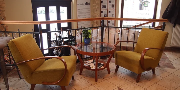 Talíř plný delikates, cappuccino, dezerty, prosecco i květina pro dámu