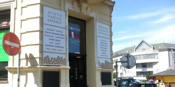 Talíř plný delikates, cappuccino, dezerty, prosecco i květina pro dámu