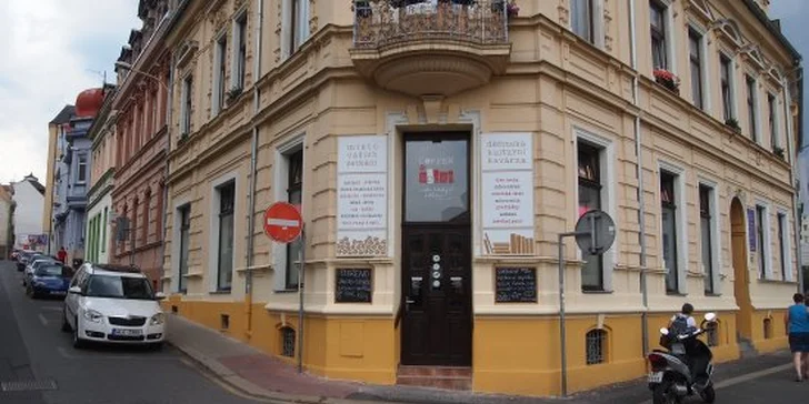 Talíř plný delikates, cappuccino, dezerty, prosecco i květina pro dámu