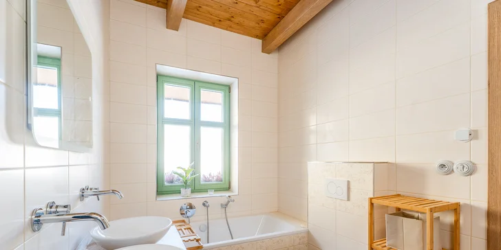 V koupelně apartmánu Rychtářka vás potěší vana.