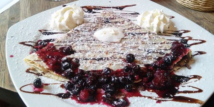 2 francouzské crêpes s jahodami, řeckým jogurtem, šlehačkou a zmrzlinou