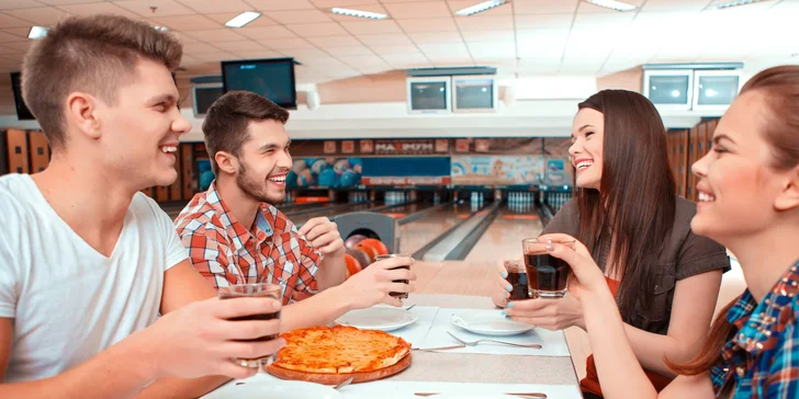 Zábava, co má koule: hodina bowlingu pro partu a dvě pizzy k tomu