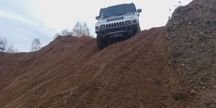 Nic vás nezastaví: jízda Hummerem H2 nebo offroadem Nissan Patrol