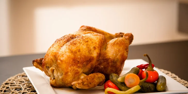  Ochutené Grilované kura so zmesou korenín a bylín Na výber príloha : 2× mix 2× feferón, 4× baraní roh, 6× kyslá koktejlová uhorka (160g) Alebo: 2× čalamáda (240g) Alebo: 2× Baranie rohy (240g) Alebo: 4× feferóny (160g) Alebo: 2× kyslé koktejlové uhorky (320g)