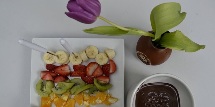 Sladká svačinka: čokoládové fondue s ovocem a marshmallow pro 2 osoby